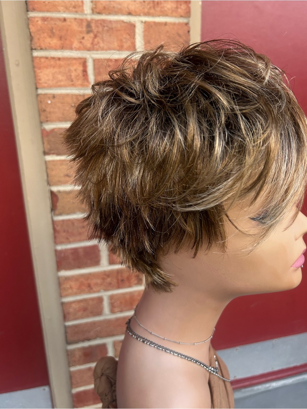 Short Layered Women's Wig in Light Brown with Blonde Highlights